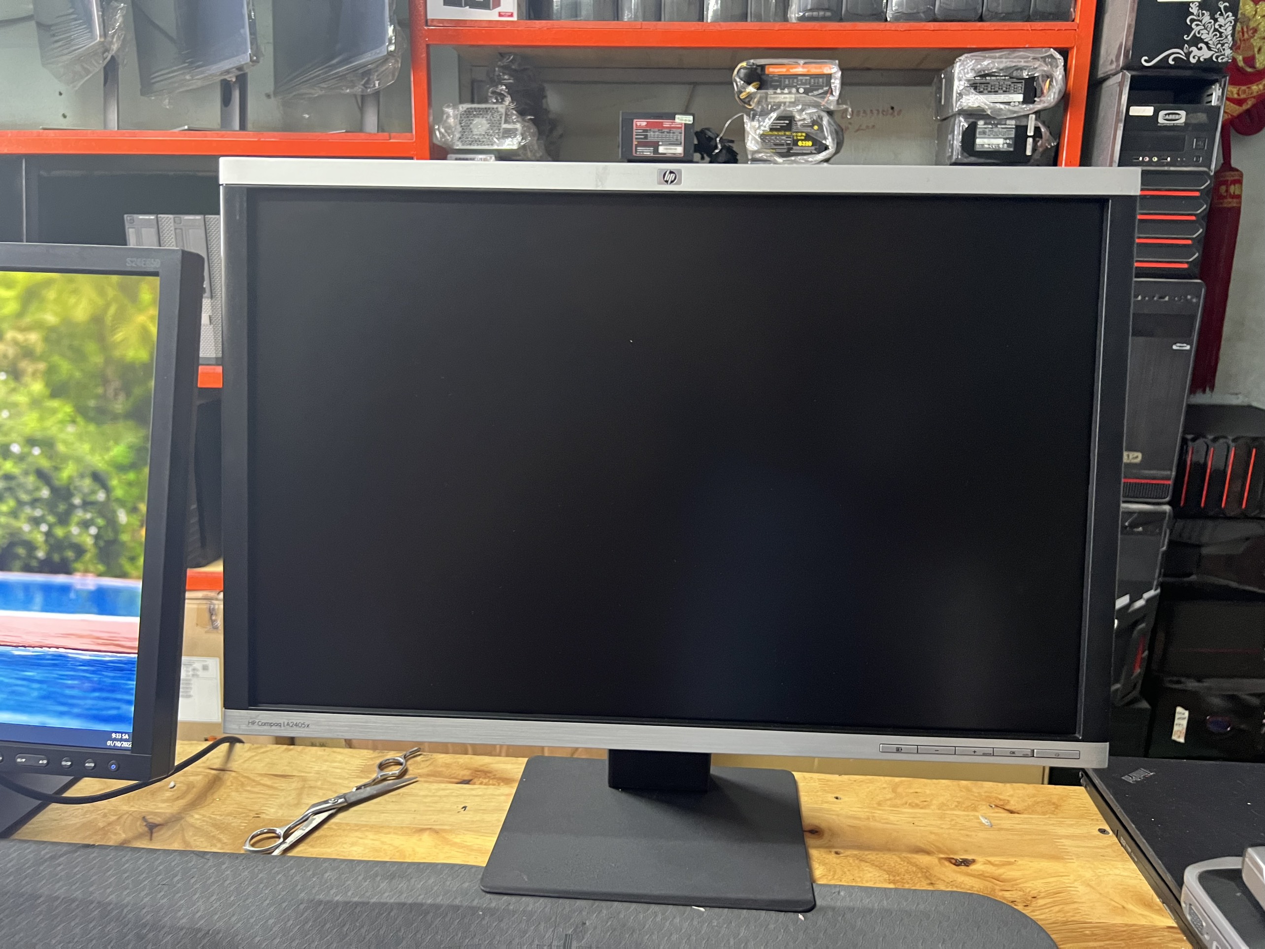 HP LA2405x 24-inch LED